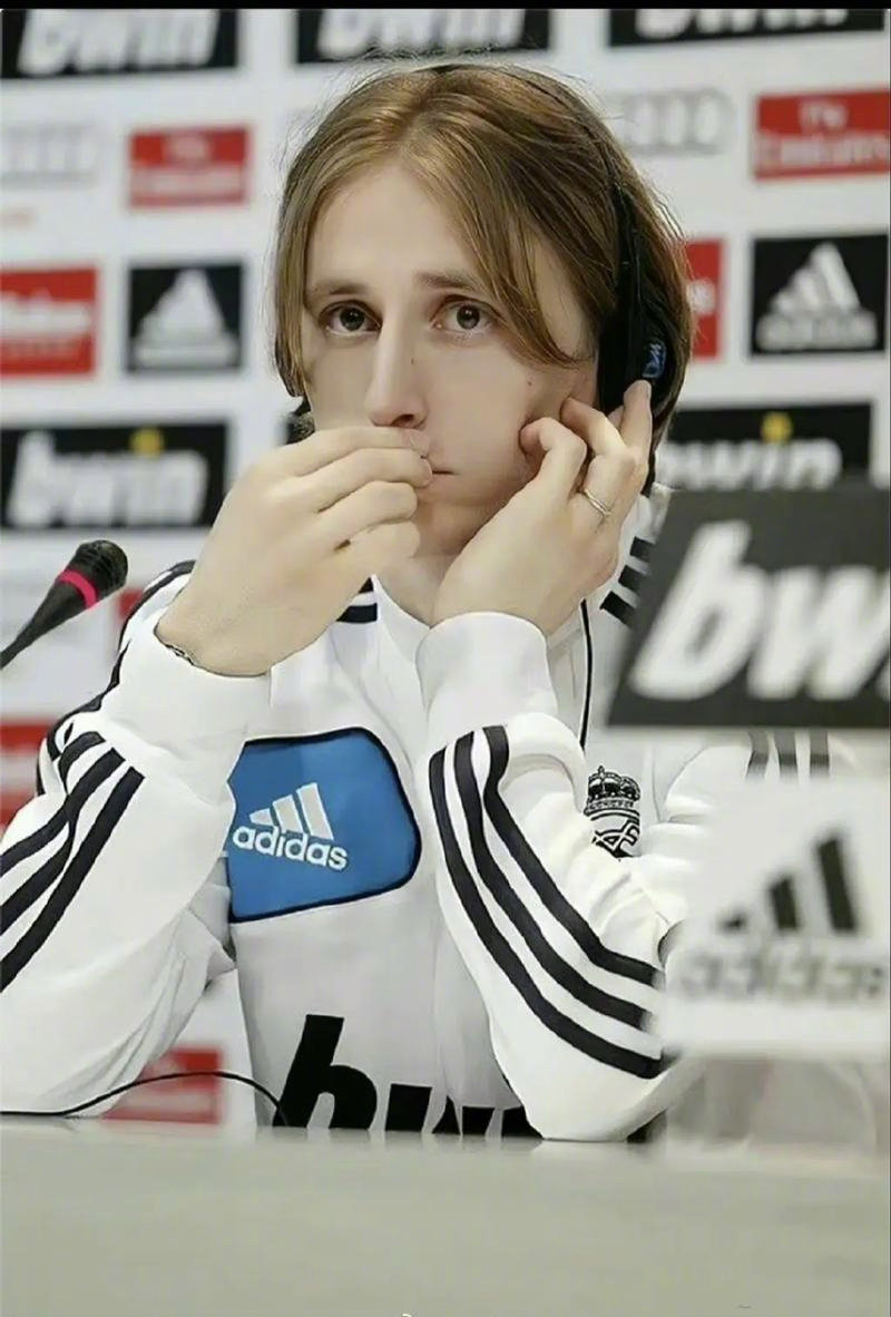 名记：字母哥与队友召开会议，呼吁全队无视外界杂音