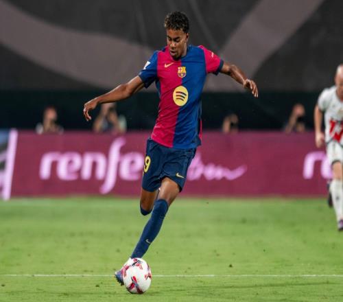 前锋单场双响，全场瞩目